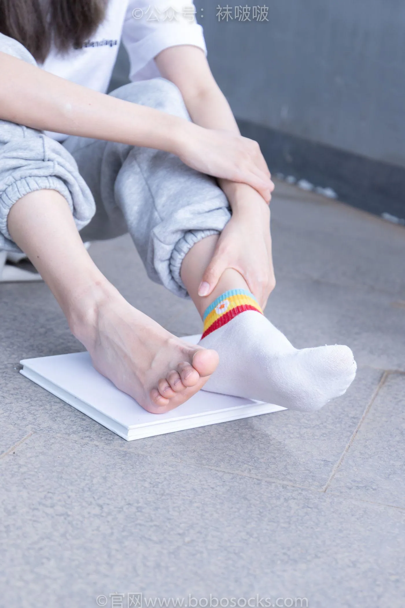 [BoBoSocks袜啵啵]NO.012 泡芙-运动鞋、白棉袜、裸足 [132P]插图2